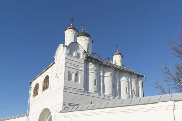 Eglise Nadvratnaya dans le couvent Pokrovsky construit au 16ème siècle à Suzdal. Anneau d'or de la Russie Voyage — Photo