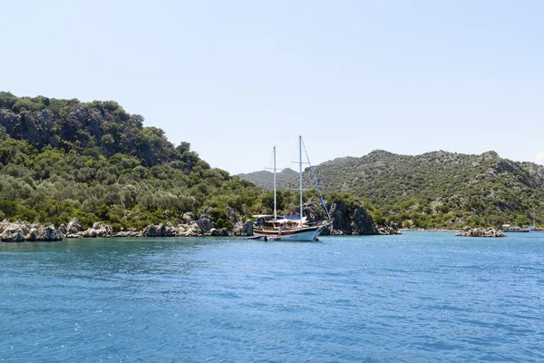 Kemer, Turkey - 06.20.2015. Boat with tourists near  coast of Turkey — Stock Photo, Image