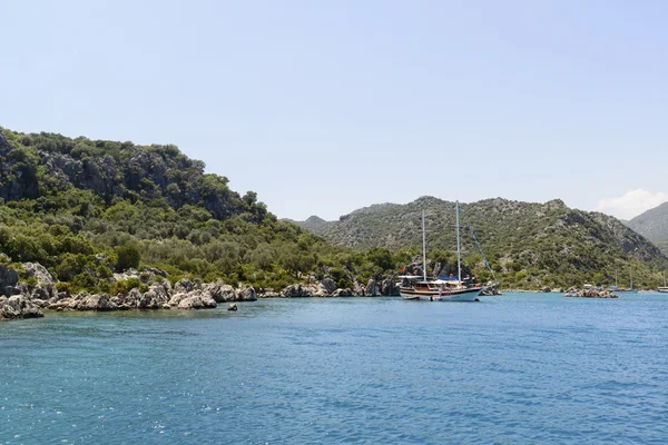 Kemer, Turkey - 06.20.2015. Boat with tourists near  coast of Turkey — Stock Photo, Image
