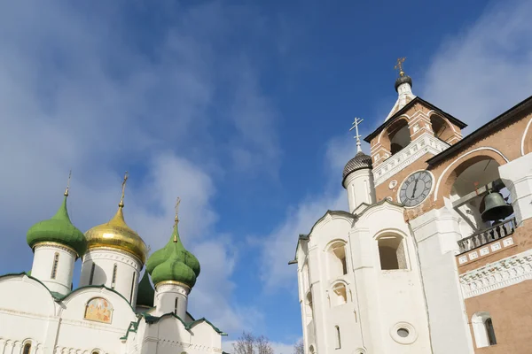 Başkalaşım Katedrali ve çan kulesi Suzdal St. Euthymius manastırda. Rusya seyahat altın yüzük — Stok fotoğraf