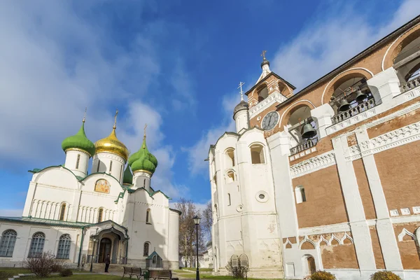 Suzdal, Rusya Federasyonu-06.11.2015. Başkalaşım Katedrali ve çan kulesi Suzdal St. Euthymius manastırda. Rusya seyahat altın yüzük — Stok fotoğraf