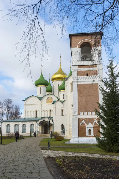 Suzdal, Rusya Federasyonu-06.11.2015. Başkalaşım Katedrali ve çan kulesi Suzdal St. Euthymius manastırda. Rusya seyahat altın yüzük — Stok fotoğraf