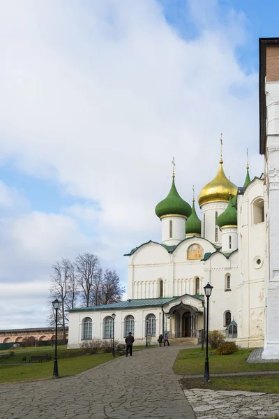 Suzdal, Russia -06.11.2015. Transfiguration Cathedral and belfry at  St. Euthymius monastery in Suzdal. Golden Ring of Russia Travel — Stock Photo, Image