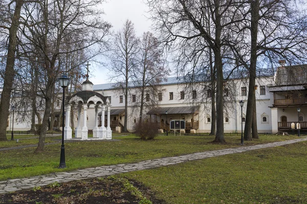 Soezdal, Rusland-06.11.2015. Ciborie en de monniken cellsat St. Euthymius klooster in Soezdal. Gouden Ring van Rusland reizen — Stockfoto