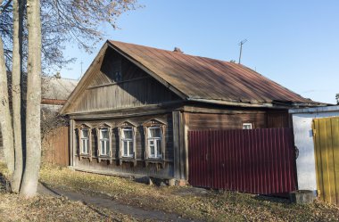 Rusya'nın kırsal kesimde tipik eski köy evi