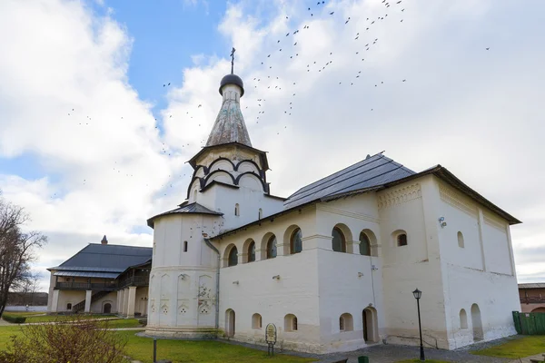 Suzdal, Rusia 06.11.2015. La Iglesia Refectoria Uspensky en Suzdal fue construida en el siglo XVI. Anillo de oro de Rusia Viajar —  Fotos de Stock