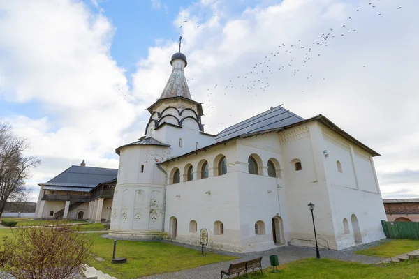 Suzdal, Rusia 06.11.2015. La Iglesia Refectoria Uspensky en Suzdal fue construida en el siglo XVI. Anillo de oro de Rusia Viajar —  Fotos de Stock