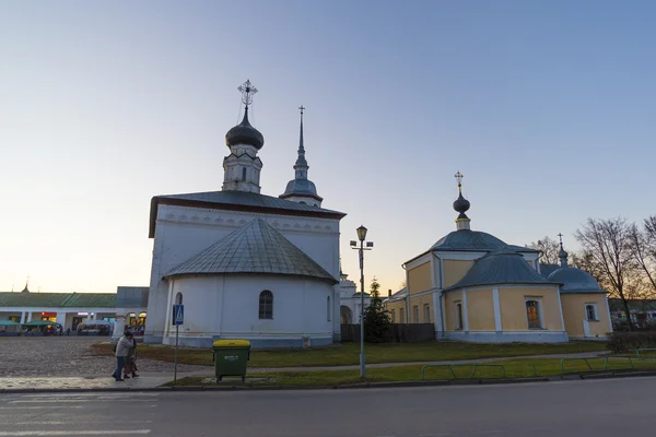 Rusia, Suzdal - 06.11.2011. Voskresenskaya y la Iglesia de Kazanskaya en la Plaza del Mercado. Anillo de oro Viaje —  Fotos de Stock