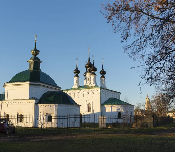 Russland, suzdal - 06.11.2011. freitagskirche und vhodoierusalimskaya kirche auf dem marktplatz. Goldener Ring — Stockfoto