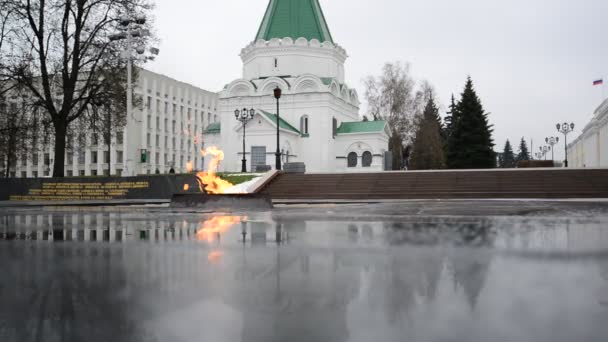 Νίζνι Νόβγκοροντ, Ρωσία-02.11.2015. Η αιώνια φλόγα αφιερωμένο στη νίκη στον β ' Παγκόσμιο πόλεμο στο Κρεμλίνο — Αρχείο Βίντεο