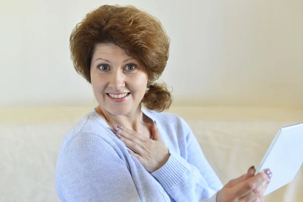 Woman surprised by what he saw on  computer — Stock Photo, Image