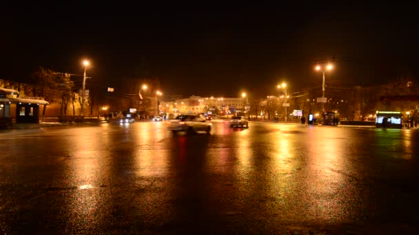 NIZHNY Novgorod, Federacja Rosyjska-02.11.2015. Ruch samochodów placu Minin i Pożarski nocą — Wideo stockowe