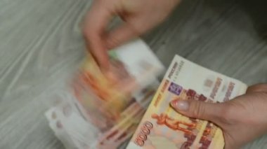 Kadınların elleri Rus banknot sayma.