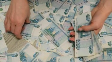 Kadın yerden Rus para topluyor