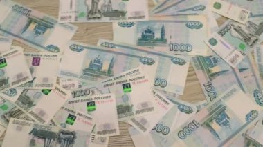 Yerde yatarken birçok Rus parası