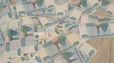 Yerde yatarken birçok Rus parası