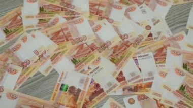 Yerde yatarken birçok Rus parası