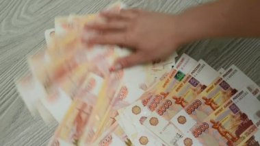 kadın Rus para yere bırakır