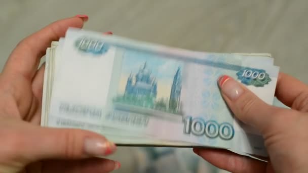 Vrouwen handen tellen Russische bankbiljetten. — Stockvideo