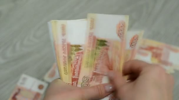 Vrouwen handen tellen Russische bankbiljetten. — Stockvideo