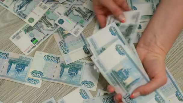 Frau hebt russisches Geld vom Boden auf — Stockvideo