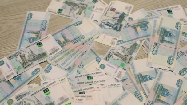 Viel russisches Geld auf dem Boden liegend — Stockvideo