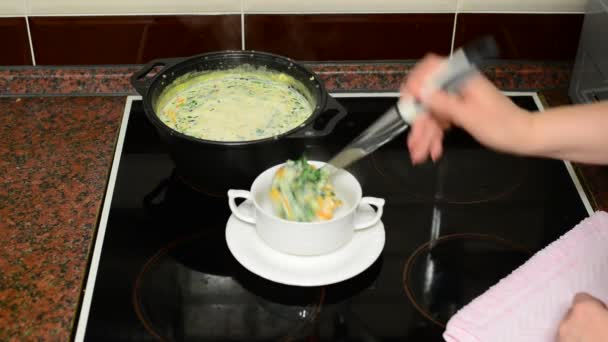 Mujer vierte sopa de queso en un tazón — Vídeos de Stock