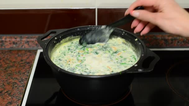 男女ミックス ストーブの上のソースパンでチーズのスープ — ストック動画