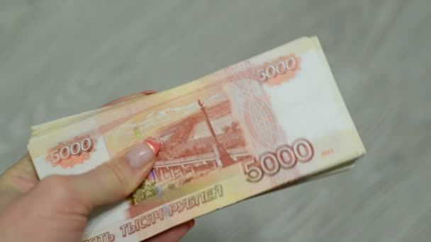 Vrouwen handen tellen Russische bankbiljetten. — Stockvideo