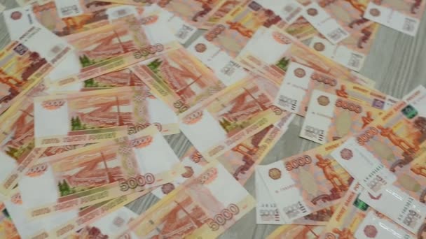 Viel russisches Geld auf dem Boden liegend — Stockvideo