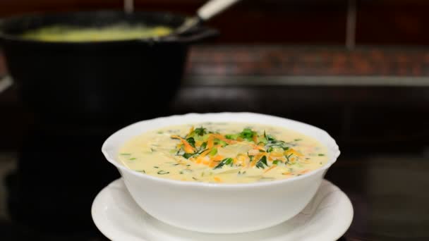 Тарілка з сирним супом на плиті — стокове відео