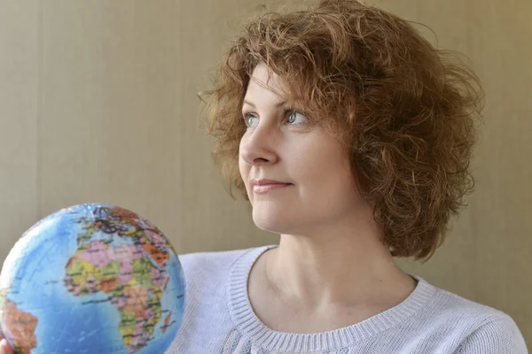 Mujer con globo en las manos pensando en viajar — Foto de Stock