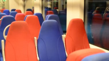 Kırmızı ve mavi koltuk boş bir trenle iç