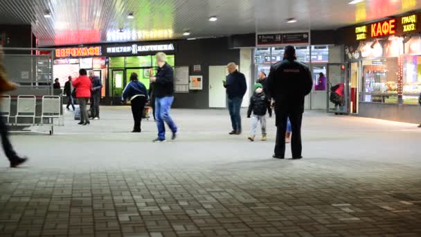 Moskva, Rusko - 03.10.2015. Lidé na území Kazaňského železniční stanice — Stock video