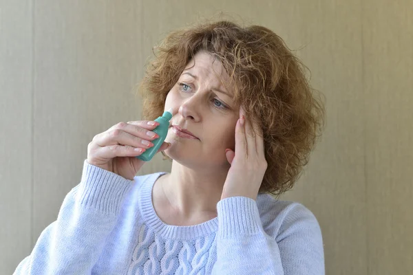 Doente com rinite mulher gotejamento nariz medicina — Fotografia de Stock
