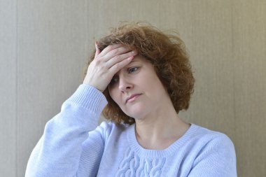 Kafa, depresyon, ağrı, migren eller tutan kadın