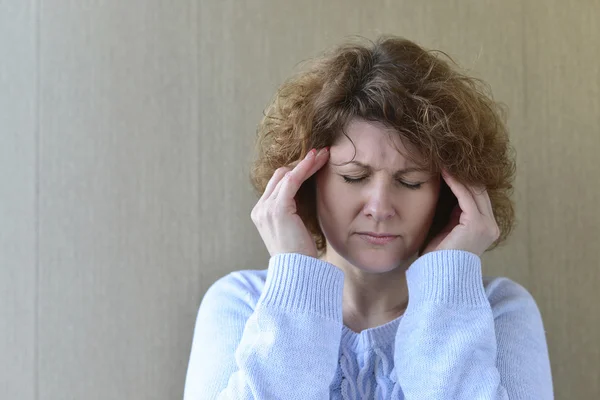 Donna che si tiene per mano testa, depressione, dolore, emicrania — Foto Stock