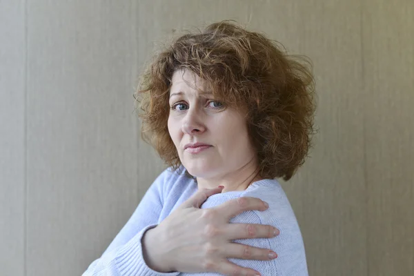 Žena s bolestí v rameni Stock Snímky