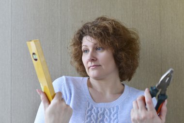 kadın inşaat araçları tutuyor