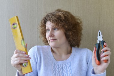 kadın inşaat araçları tutuyor