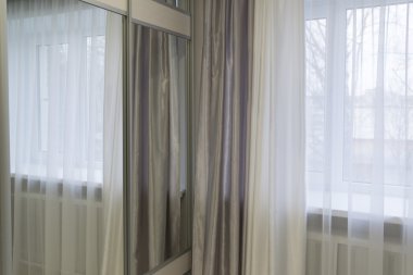 İpek perdeler pencere üzerinde parçaları