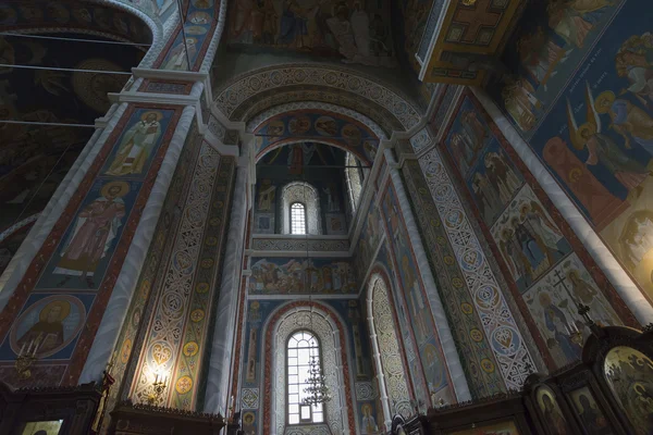 El interior con techo abovedado de la Catedral de San Alejandro Nevski en Nizhny Novgorod, Rusia. Siglo XIX — Foto de Stock