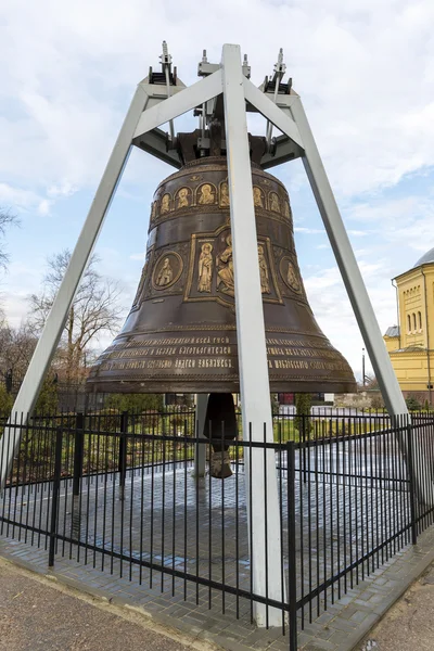 Nizhny Novgorod, Russia - 03.11.2015.    Tsar Bell before the Cathedral  St. Alexander Nevsky. 19th century — Stock Photo, Image
