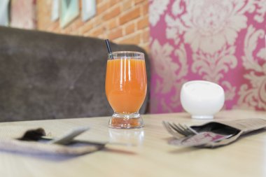 Bir kafede masada meyve suyu