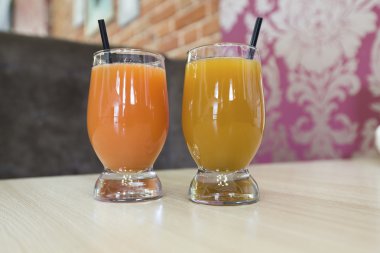 Bir kafede masada meyve suyu