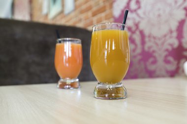 Bir kafede masada meyve suyu