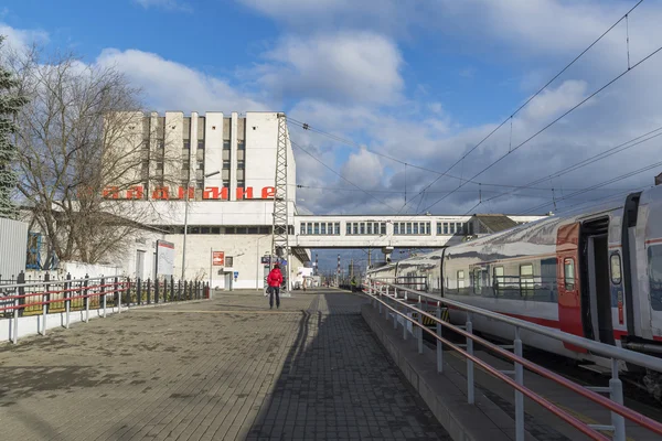 VLADIMIR, RUSSIA -05.11.2015. The building of  railway station and long-distance trains — Stock Photo, Image