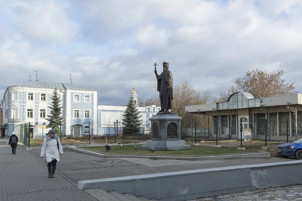 VLADIMIR, RUSSIA 05.11.2015. monument Duke Vladimir, pendiri kota. cincin turis emas — Stok Foto