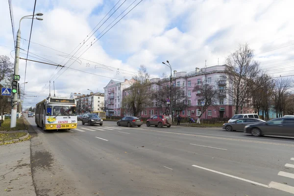 VLADIMIR, RUSSIA -05.11.2015. circolazione di autobus su Lenin Street — Foto Stock