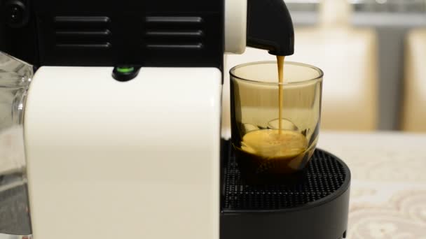 Koffie maken in capsule koffiezetapparaat — Stockvideo